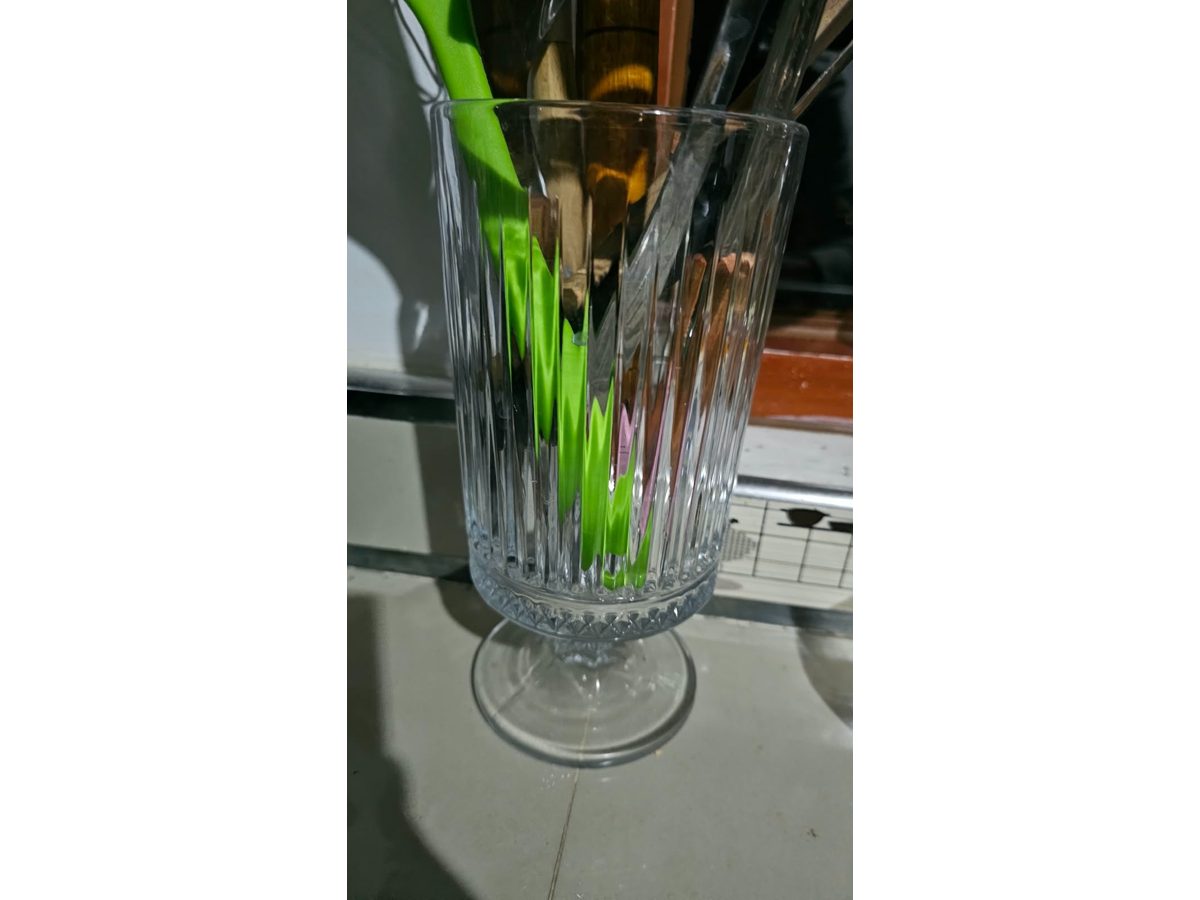 Florero de vidrio con pie