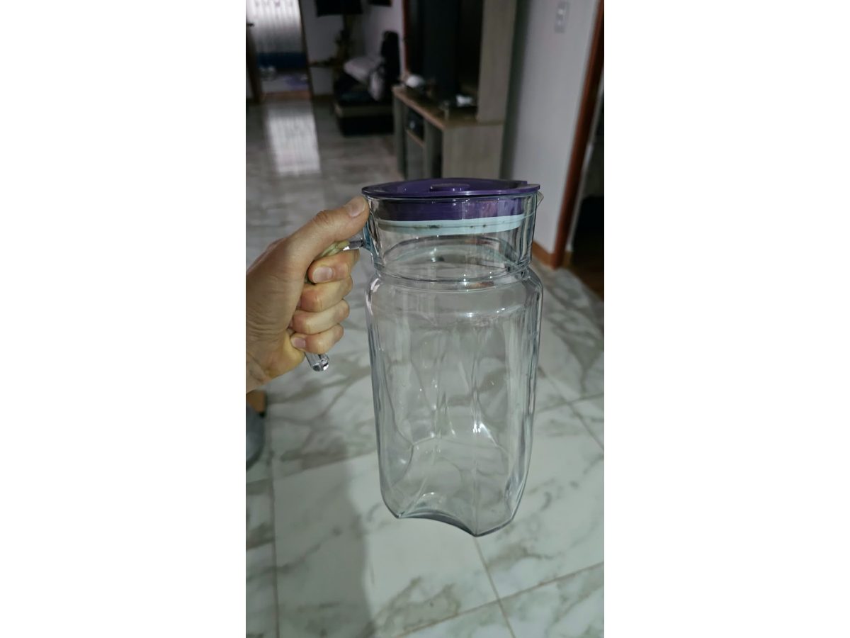 Jarra de vidrio con tapa lila