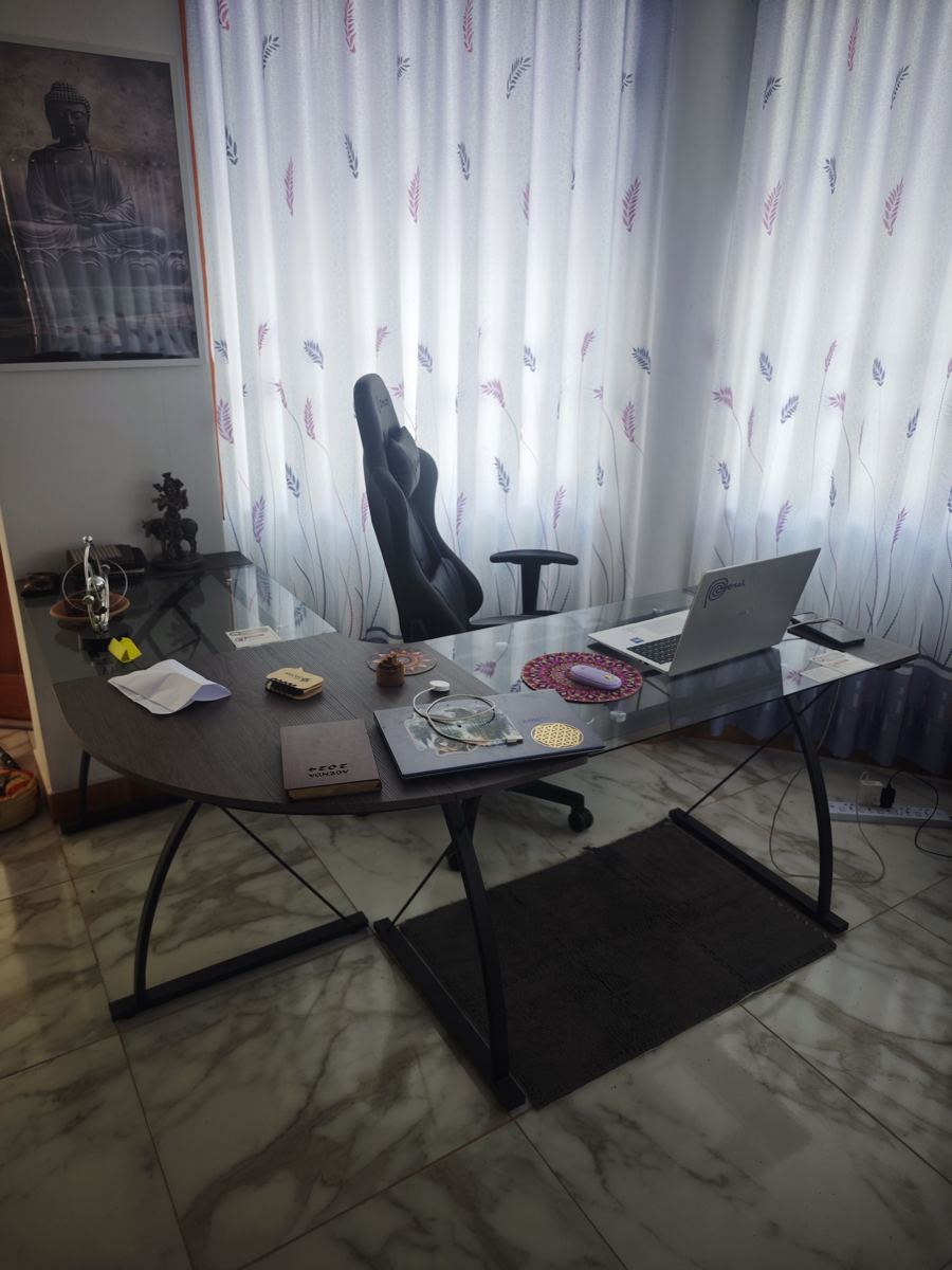 Escritorio en L grande, vidrio y madera