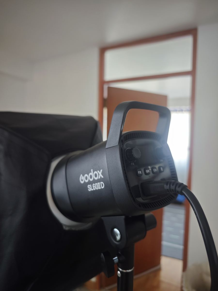 Luz LED Godox SL60IID + softbox + trípode