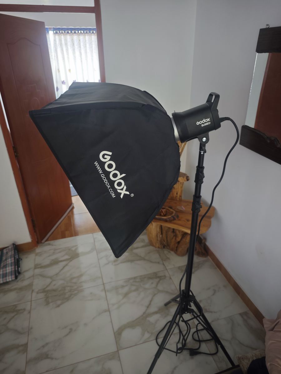 Luz LED Godox SL60IID + softbox + trípode