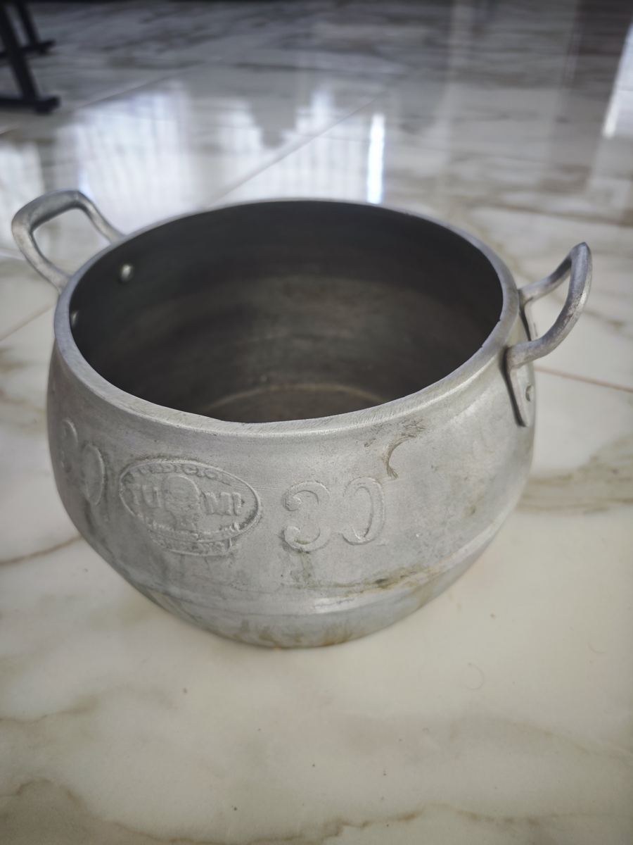 Olla de aluminio fundido N° 30 (15 litros) con tapa